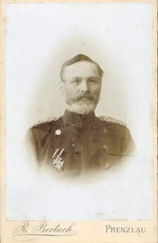 Kabinett Foto Prenzlau, Inf. Regt. 64, Oberst mit EK I von 1870, Portrait, Uniform