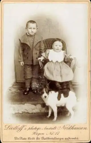 Kabinett Foto Kinderportrait, zwei Kleinkinder mit Hund