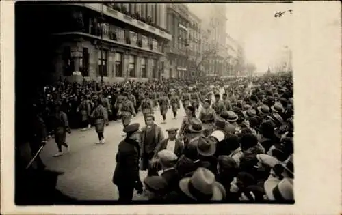 Foto Ak Madrid, Fest, Marschierende Männer in Uniformen, Zuschauer