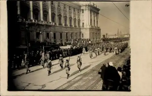 Foto Ak Madrid Spanien, Marschierende Soldaten in Uniformen, Parade