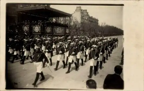 Foto Ak Madrid Spanien, Marschierende Soldaten in Uniformen, Parade