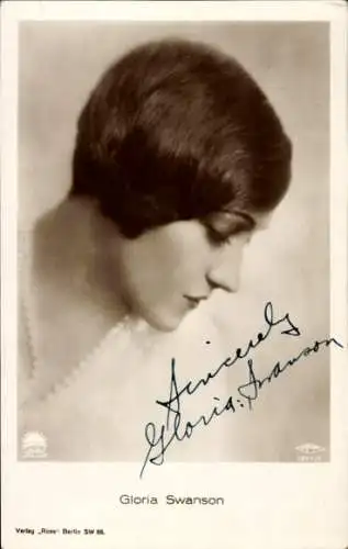 Ak Schauspielerin Gloria Swanson, Portrait im Profil, Autogramm