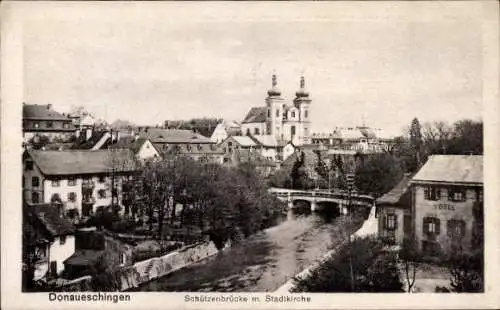 Ak Donaueschingen im Schwarzwald, Schützenbrücke mit Stadtkirche