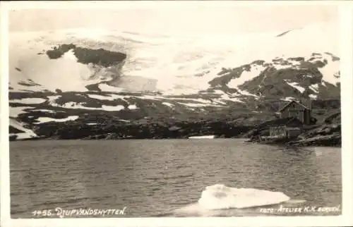 Ak Djupvanshytten Norwegen, Blick auf die Hütte vom See aus