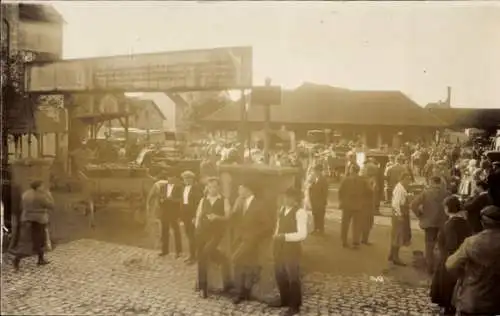 Foto Ak Freinsheim an der Weinstraße Pfalz, Besucher auf dem Obstmarkt