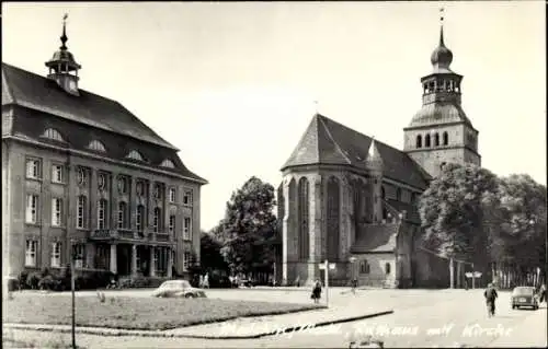 Ak Malchin Mecklenburg, Blick auf das Rathaus und die Kirche