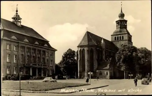 Ak Malchin Mecklenburg, Blick auf das Rathaus und die Kirche