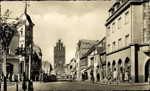 Ak Demmin in Vorpommern, Clara-Zetkin-Straße mit Blick auf das Luisentor, Geschäfte