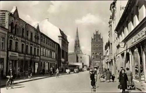 Ak Demmin in Vorpommern, Clara Zetkin Straße mit Luisentor