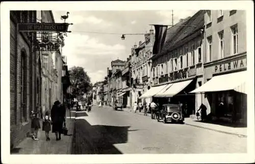 Ak Waren an der Müritz, Friedenstraße, Heimatmuseum, Pelzwarenladen