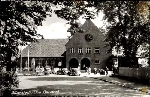 Ak Glückstadt an der Elbe, Bahnhof, Autos