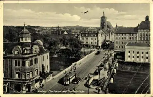 Ak Guben in der Niederlausitz, Partie an der Neißebrücke, Straßenbahn, Cafe, Flugzeug