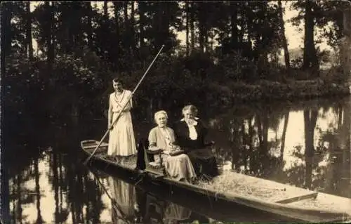 Foto Ak Lübbenau im Spreewald, Frauen im Ruderboot