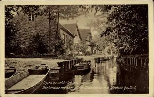 Ak Leipe Lübbenau im Spreewald, Dorfstraße mit sehr allen Blockhäusern b. Buchan's Gasthof, Boote