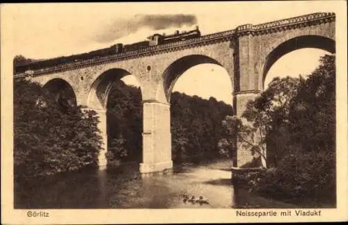 Ak Görlitz in der Lausitz, Neissepartie mit Viadukt, Dampflok, Ruderboot