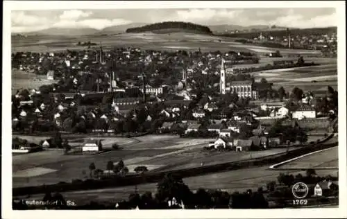 Ak Leutersdorf im Landkreis Görlitz, Fliegeraufnahme, Blick auf Ortschaft und Umgebung, Bahnstrecke