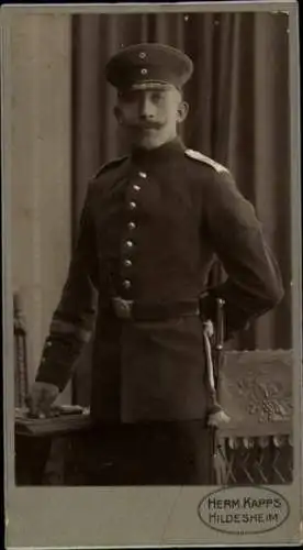 Kabinett Foto Hildesheim, Deutscher Soldat in Uniform, Standportrait