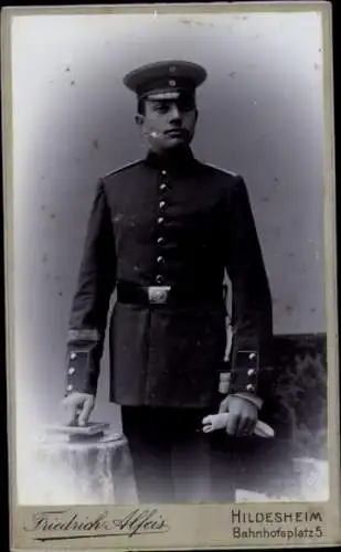 CdV Hildesheim, Deutscher Soldat in Uniform, Portrait, Fotograf Friedrich Alfeis