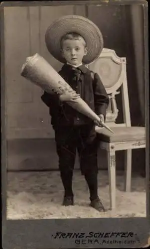 CdV Kinderportrait, Junge mit Zuckertüte