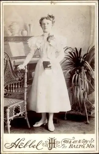 CdV Junge Frau mit Buch, Portrait, Fotograf Hebbel, Baltimore Maryland