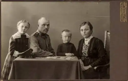 Kabinett Foto Peine, Deutscher Soldat in Uniform, Familie, Portrait, Fotograf Karl Eikmann