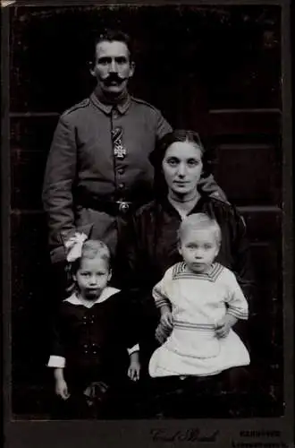 Kabinett Foto Deutscher Soldat in Uniform, Eisernes Kreuz, Familie, Portrait