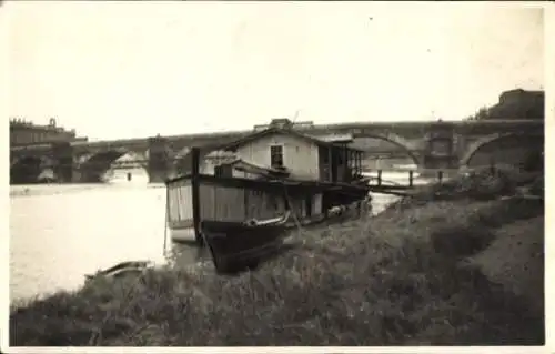 Foto Ak Paris I, Pont Neuf, Boot am Ufer der Seine