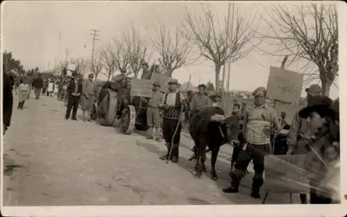 Foto Ak Kurtarlan Türkei, Bauern, Festzug, Schilder Eski Farim, Kilida gideraban