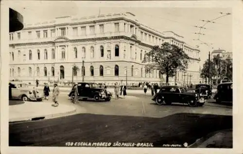 Foto Ak São Paulo Brasilien, Escola Modelo, Straßenpartie, Autos