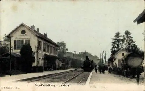 Ak Évry Petit Bourg Évry Essonne, Bahnhof Gleisseite, Dampflokomotive