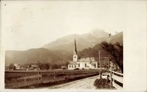 Foto Ak Bayrischzell im Mangfallgebirge Oberbayern, Teilansicht, Kirche