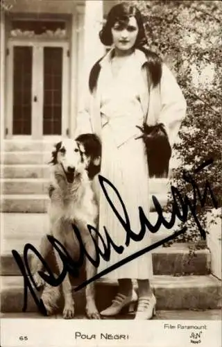 Ak Schauspielerin Pola Negri, Standportrait mit Windhund, Autogramm