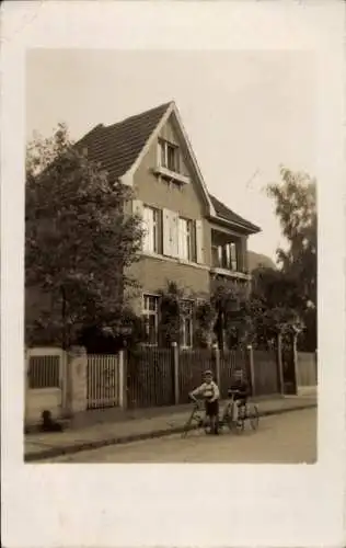 Foto Ak Gonsenheim Mainz am Rhein, Wohnhaus, Jungen mit Dreirädern