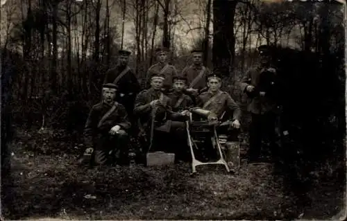 Foto Ak Deutsche Soldaten in Uniform, Maschinengewehr, Gruppenbild