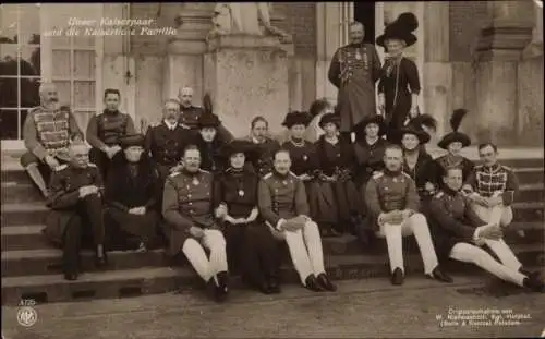 Ak Kaiserpaar mit der kaiserlichen Familie, Kaiserin Auguste Viktoria, Kaiser Wilhelm II, Prinzen