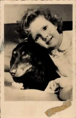 Ak Kleines Mädchen mit Hund, Portrait