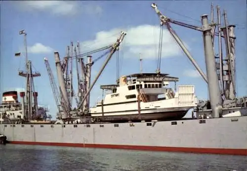 Ak Übernahme eines Fährschiffes auf Frachtschiff MS Treuenfels, DDG Hansa