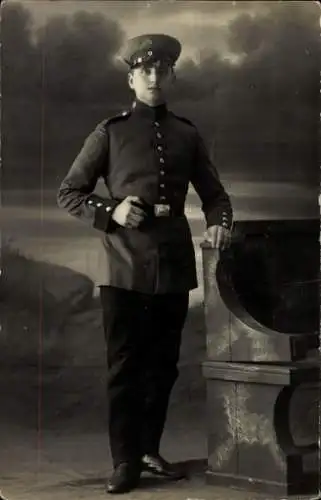 Foto Ak Deutscher Soldat in Uniform, Standporträt, Kaiserzeit