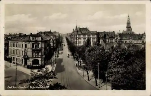 Ak Zwickau Sachsen, Blick in die Bahnhofsstraße, Gleise, Fachwerk, Passanten