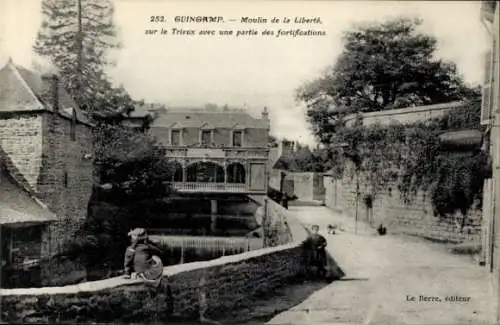 Ak Guingamp Cotes d'Amor, Moulin de la Liberte, sur le Trieux avec une partie des fortifications