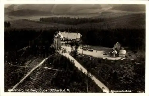 Ak Eibenstock im Erzgebirge Sachsen, Auersberg mit Bergbaude, Fliegeraufnahme