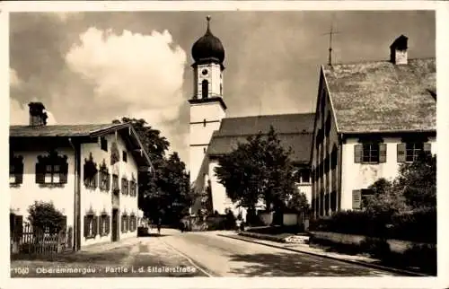 Ak Oberammergau in Oberbayern, In der Ettalerstraße, Kirche