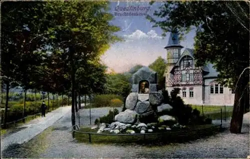 Ak Quedlinburg Harz, Brecht Denkmal und Fachwerkhaus