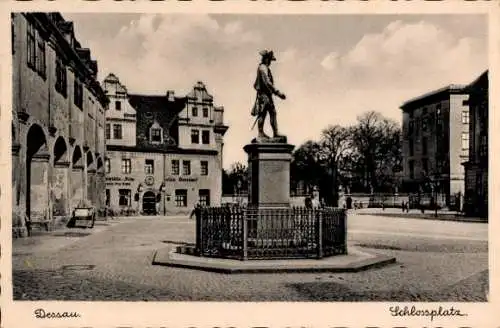 Ak Dessau in Sachsen Anhalt, Blick auf den Schlossplatz, Denkmal, Kopfsteinpflaster