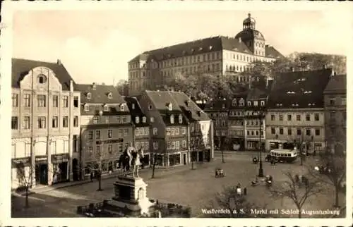 Ak Weißenfels im Burgenlandkreis, Markt mit Schloss Augustusburg, Denkmal