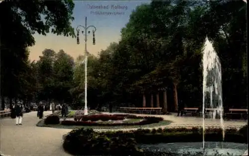 Ak Kołobrzeg Ostseebad Kolberg Pommern, Frühkonzertplatz, Springbrunnen