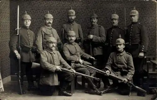 Foto Ak Deutsche Soldaten in Uniformen, Gruppenfoto, Jahr 1915