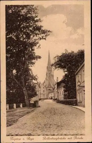 Ak Trzebiatów Treptow an der Rega Westpommern, Bollenburgbrücke mit Kirche