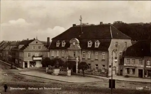 Ak Reuterstadt Stavenhagen in Mecklenburg, Rathaus, Reuterdenkmal