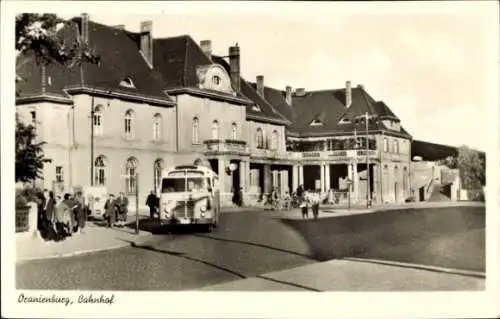 Ak Oranienburg in Brandenburg, Bahnhof, Autobus